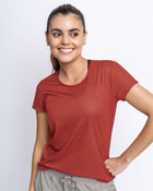 Camiseta deportiva de secado rápido y silueta semiajustada