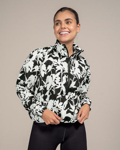 Chaqueta deportiva de secado rápido con bolsillo frontal#color_016-estampado-blanco-y-negro