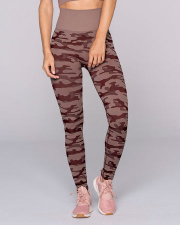 Legging deportivo de control y tiro alto en tecnología seamless sin costuras#color_173-estampado-camuflado-vino